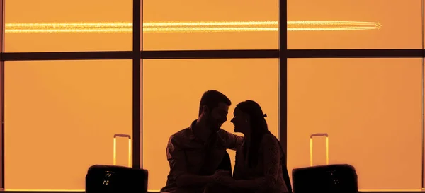 Silhueta Jovem Casal Amoroso Aeroporto — Fotografia de Stock