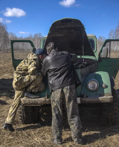 Deux Hommes Regardent Dans Capot Ouvert Voiture Jeune Couple Tient — Photo