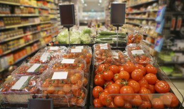 Vege 'de çeşitli sebzeler, domates, salatalık, lahana satılıyor.