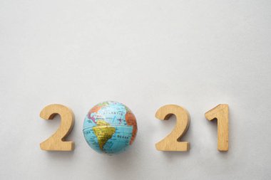 Mutlu yıllar 2021. Yuvarlak dünya haritası beyaz arka planda izole edildi. Yazı veya nesneler için boş kopyalama alanı.