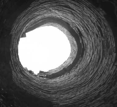  Kanalizasyon çukurunun üst görüntüsü. Erişim çukurunda. Kanalizasyon deliği. Eski kırmızı tuğla tüp şaftın içinde. Fabrika tuğlası boru, içeriden görüş. patlama fırını