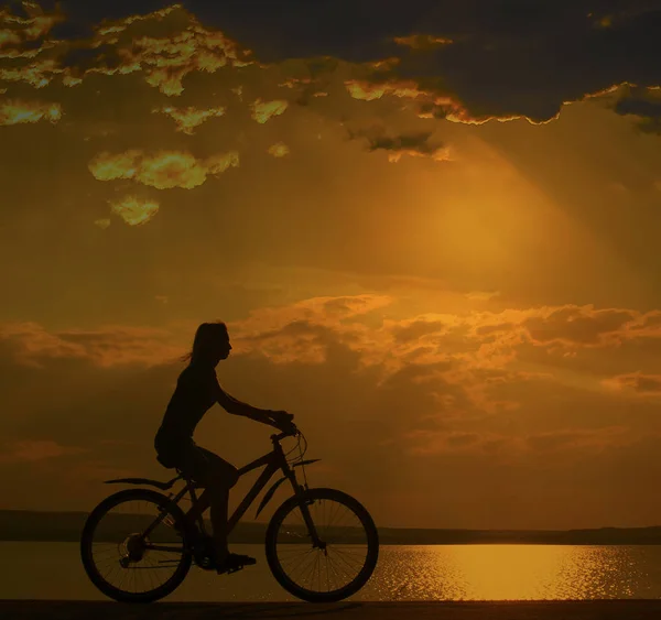 Sporty Tourist Woman Bike Sunset Sky Clouds Sun Rays — Stock Photo, Image