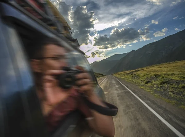Skup Się Górach Zamazany Człowiek Turysta Robi Zdjęcia Samochodzie Aparatem — Zdjęcie stockowe