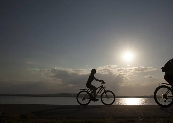 Спортивная Туристическая Женщина Велосипеде Против Заката Неба Облаками Солнечными Лучами — стоковое фото