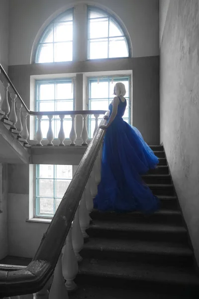 Mulher de Vestido Longo Voltar Visão Traseira Escalada Escadas De Pedra, Menina R — Fotografia de Stock