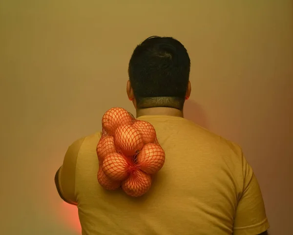 Hombre Sosteniendo Naranjas Una Bolsa Malla Espalda — Foto de Stock