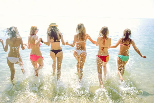 Rozmycie Obrazu Widok Grupa Przyjaciół Having Fun Tyłu Tropikalnej Plaży — Zdjęcie stockowe