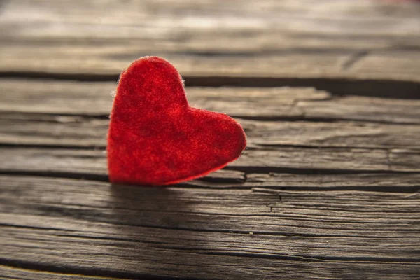 Jeden Sám Červené Srdce Dřevěné Prasklině Svatý Valentýn Koncept — Stock fotografie