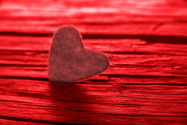 孤独的红心在木制裂缝中 圣徒情人节的概念 — 图库照片