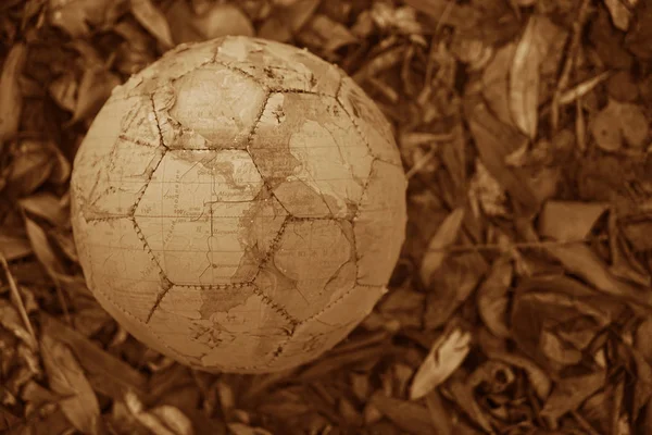 Старый Заброшенный Футбольный Мяч Воротах Над Осенью Leaves Old Рваный — стоковое фото
