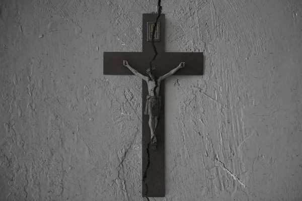 Crack Wall Depicting Cross Split Churches Concept Cracked Catholic Crucifix — Stock Photo, Image