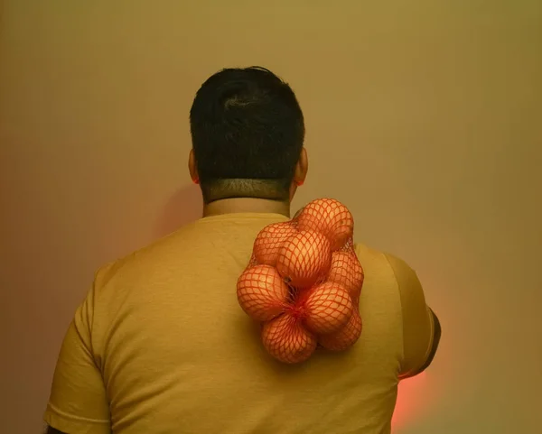 Hombre Sosteniendo Naranjas Una Bolsa Malla Espalda — Foto de Stock