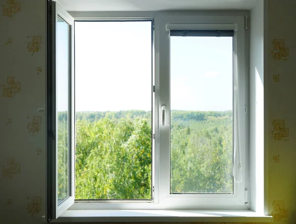 Відкрите Пластикове Вікно Зеленим Лісом Під Сонячним Небом Фоні — стокове фото