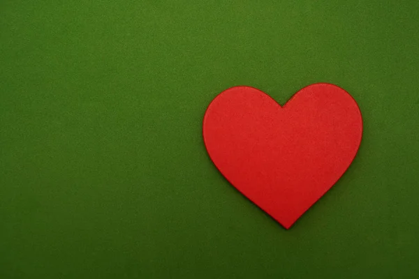 Μία Κόκκινη Καρδιά Πράσινο Φόντο Υφάσματος Κενό Διάστημα Αντιγράφων Για — Φωτογραφία Αρχείου