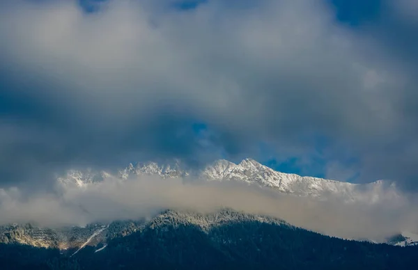 Mgła Stacji Lotniczej Miasta Innsbruck Austrię Krajobraz Alpami Romantycznymi Krajobraz — Zdjęcie stockowe