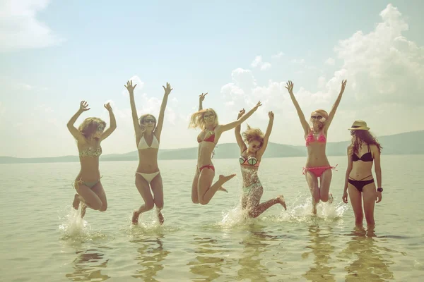 Вид Группы Друзей Веселящихся Пляже Летом — стоковое фото