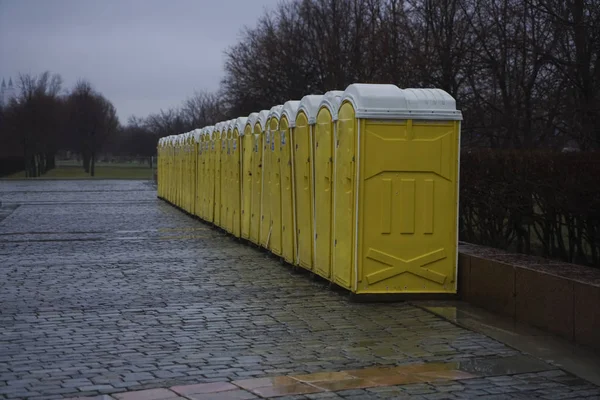 Parktaki Kuru Dolapların Sarı Kulübeleri Moskova Rusya Yağmurlu Günlerde Parkta — Stok fotoğraf