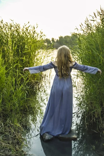 Costas Mulher Sensual Loira Vestido Longo Água Lago Com Mãos — Fotografia de Stock