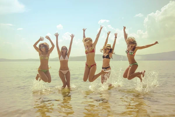 Vista Grupo Amigos Divertindo Praia Tropical Verão Hora Verão — Fotografia de Stock