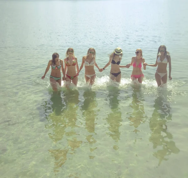 Vista Grupo Amigos Divirtiéndose Playa Tropical Verano — Foto de Stock