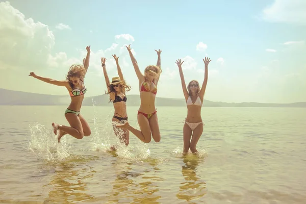 Vrienden Hebben Plezier Tropisch Strand Zomer Zomertijd — Stockfoto