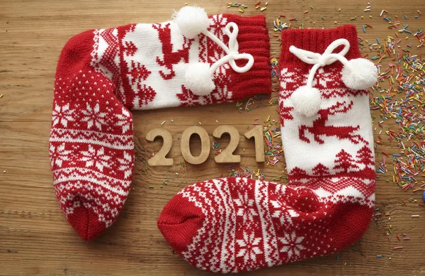 Пара Красочные Красные Носки Оленем Рождественские Елки Узор Новым 2021 — стоковое фото