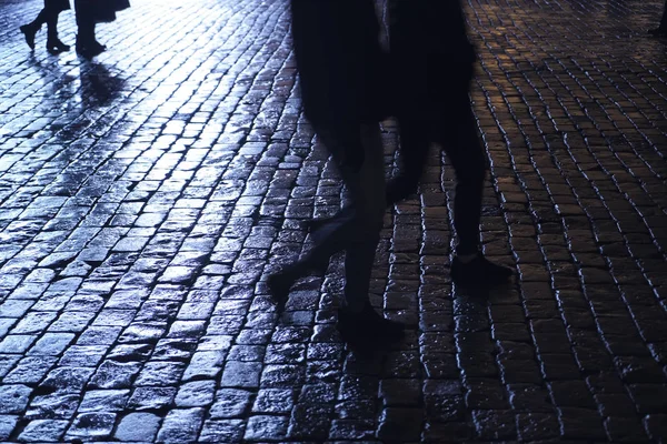 Nachtstad Natte Kasseien Nachts Regen Silhouet Van Voetgangers Die Kasseistroken — Stockfoto