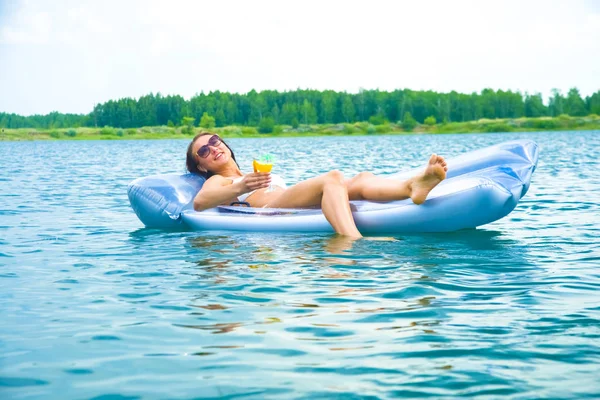 Молодая Симпатичная Брюнетка Отдыхающая Воздушном Матрасе Озере Океане Апельсиновым Коктейльным — стоковое фото