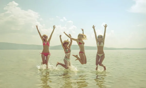 Grupa Przyjaciół Zabawiających Się Tropikalnej Plaży Latem Czas Letni — Zdjęcie stockowe