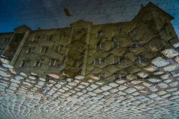 Deszczu Kaliningradzie Odbicie Domu Kałuży Kamienie Brukowe Stara Ulica Prusach — Zdjęcie stockowe