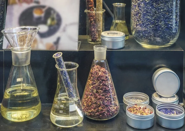 Komposition Mit Parfümproben Und Getrockneten Blumen Fläschchen Alchemie Und Aromatherapie — Stockfoto