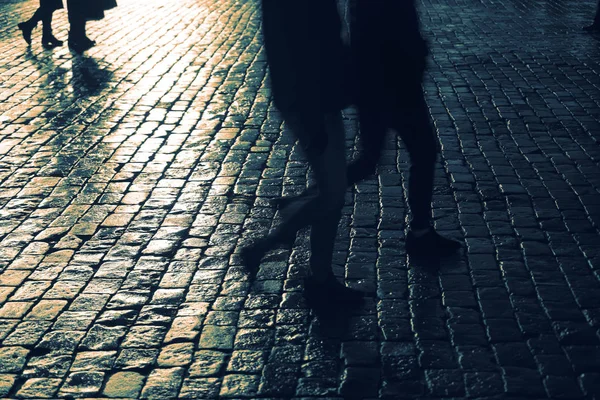 Nachtstad Natte Kasseien Nachts Regen Silhouet Van Voetgangers Die Kasseistroken — Stockfoto