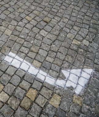 Beyaz ok eski eski kaldırım taşlarına boyanmış.. 