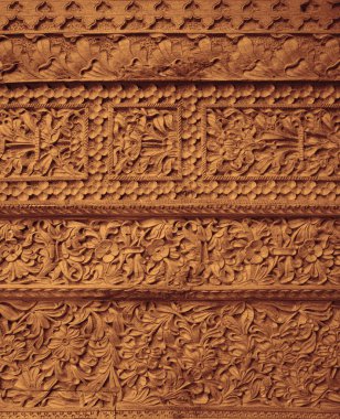 Ahşap zemine oyulmuş çiçek deseni. Tahta desenli ahşap kapı oymaları. sanat ve el yapımı arka plan.