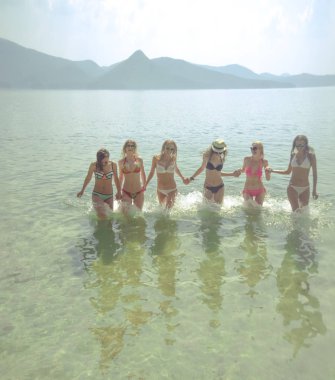 Arkadaş Grubu 'nun Tropikal Plajda Eğlenmesi