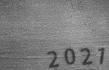 Mutlu yıllar 2021 kış tatili beyaz kar örtüsü ve kar taneleri yukardan düz bir şekilde çekilmiş. Noel arifesi. Kutlama partisi posteri. Yazı için boş kopyalama alanı. 