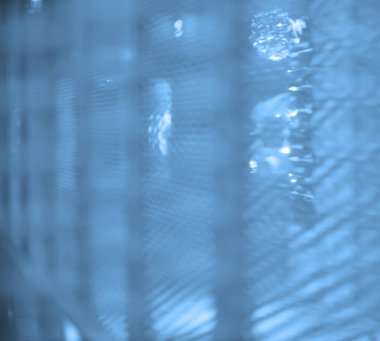 Arka plan olarak bulanık, bulanık, beyaz metalik ağ örülmüş, bulanık bir örümcek ağı var. beyaz ve siyah. 