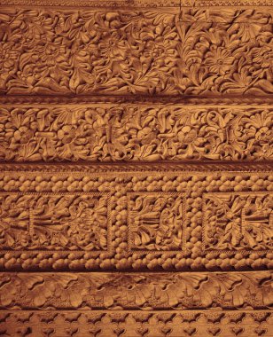 Ahşap zemine oyulmuş çiçek deseni. Tahta desenli ahşap kapı oymaları. sanat ve el yapımı arka plan.