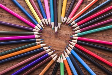  Kalp - kalp şeklinde renkli kalemler. Sevgililer günün kutlu olsun, 14 Şubat..