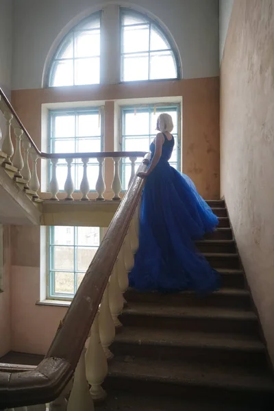 Uzun Elbiseli Arkadan Bakış Merdiveni Nde Bir Kadın Gizemli Yol — Stok fotoğraf