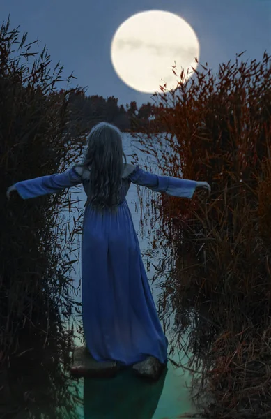 금발의 관능적 여자가 사이에 속에서 보름달 — 스톡 사진