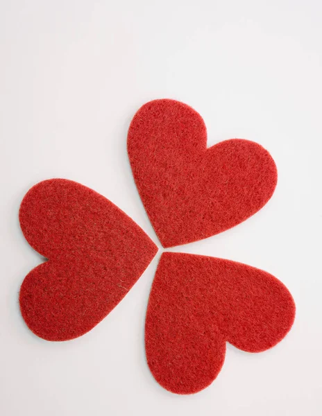 Три Красных Сердца Виде Цветка Выделенного Белом Фоне Макет Копировать — стоковое фото