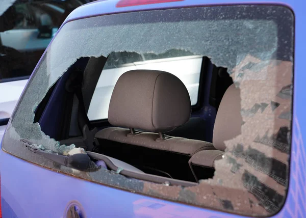 Σπασμένο Πίσω Παράθυρο Αυτοκινήτου Έσπασε Πίσω Παράθυρο Του Αυτοκινήτου Πίσω — Φωτογραφία Αρχείου