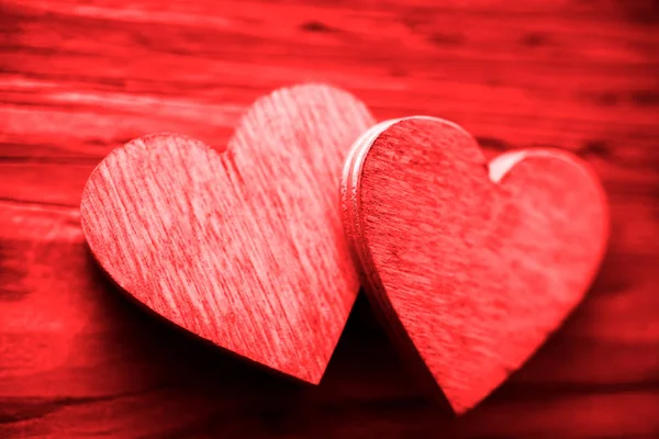 Δύο Ξύλινες Καρδιές Happy Ημέρα Του Αγίου Βαλεντίνου — Φωτογραφία Αρχείου