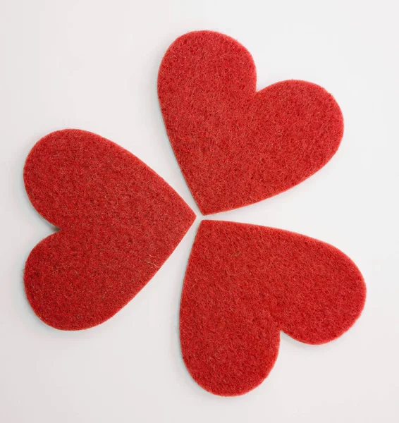 白い背景に隔離された花の形で3つの赤い心 モックアップ コピースペース 2月14日 聖バレンタインの日 3番目の車 アイデア 奇妙な男アウト — ストック写真
