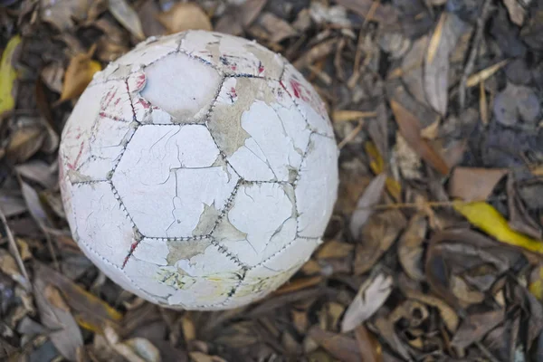 Vieja Pelota Fútbol Abandonada Gol Sobre Las Hojas Otoño Vieja —  Fotos de Stock