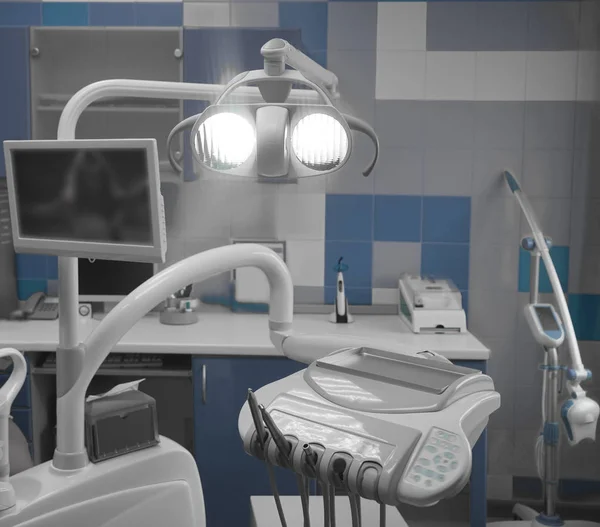 特写牙医扶手椅 诊所的牙科工作 更换牙齿 口腔学概念 牙医进行检查和结束检查的办公室 — 图库照片