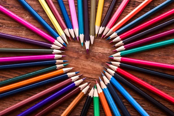 Szív Színes Ceruzákból Készült Szív Alakú Boldog Valentin Napi Ötlet — Stock Fotó