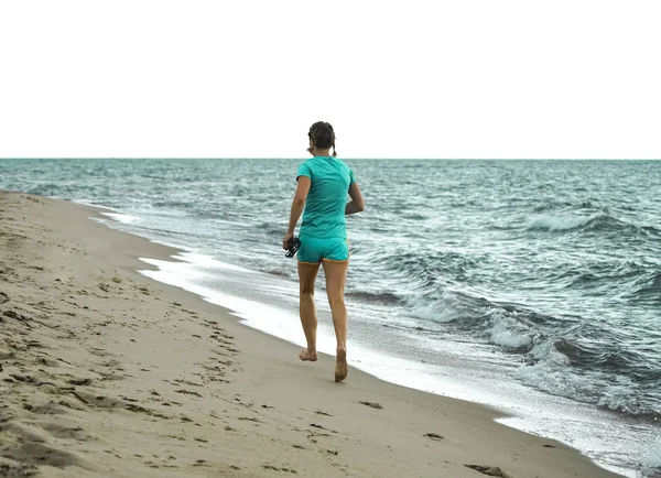 Біжить Жінка Вздовж Морського Берега Босоніж Дівчина — стокове фото