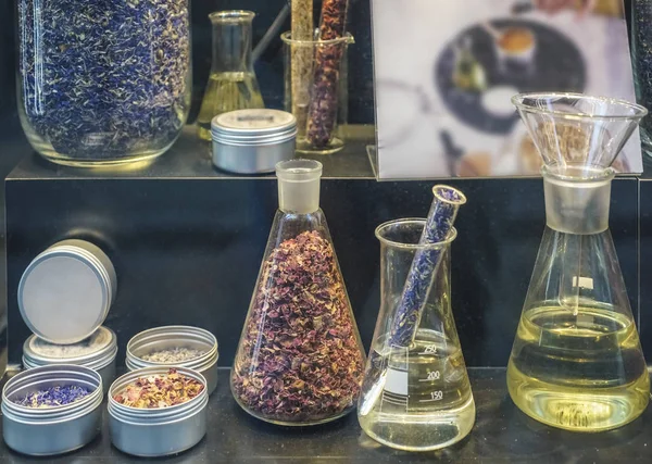 Komposition Mit Parfümproben Und Getrockneten Blumen Fläschchen Alchemie Und Aromatherapie — Stockfoto